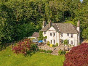 Exterior - Discover a beautiful holiday home in an unbeatable location. (Windermere)