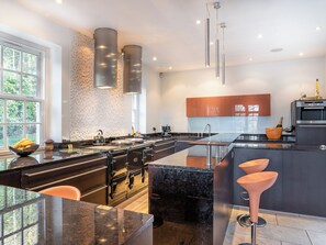 Dishwasher, highchair - Discover a beautiful holiday home in an unbeatable location. (Windermere)