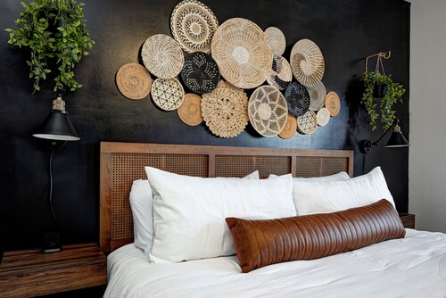 Downtown retreat 5mins to Bottleworks and Mass Ave w/ Garage