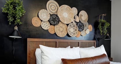 Downtown retreat 5mins to Bottleworks and Mass Ave w/ Garage