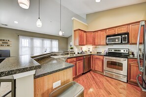 Kylskåp, mikrovågsugn, ugn och spishäll