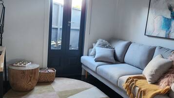 Smart TV, books, stereo