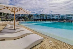 Outdoor pool, an infinity pool