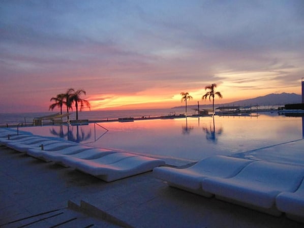 Alberca al aire libre y alberca infinita