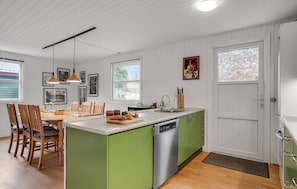 Réfrigérateur, micro-ondes, plaque de cuisson, lave-vaisselle
