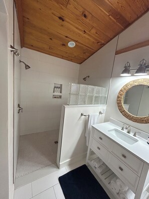 Shower, hair dryer, towels, soap - Waterfront retreat with boat dock & private ramp right off the river (Homosassa)