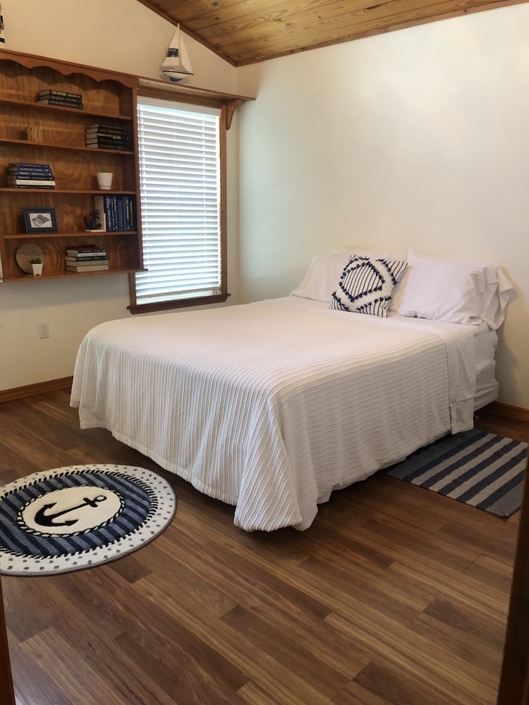 Newly renovated waterfront retreat with boat dock & private boat ramp