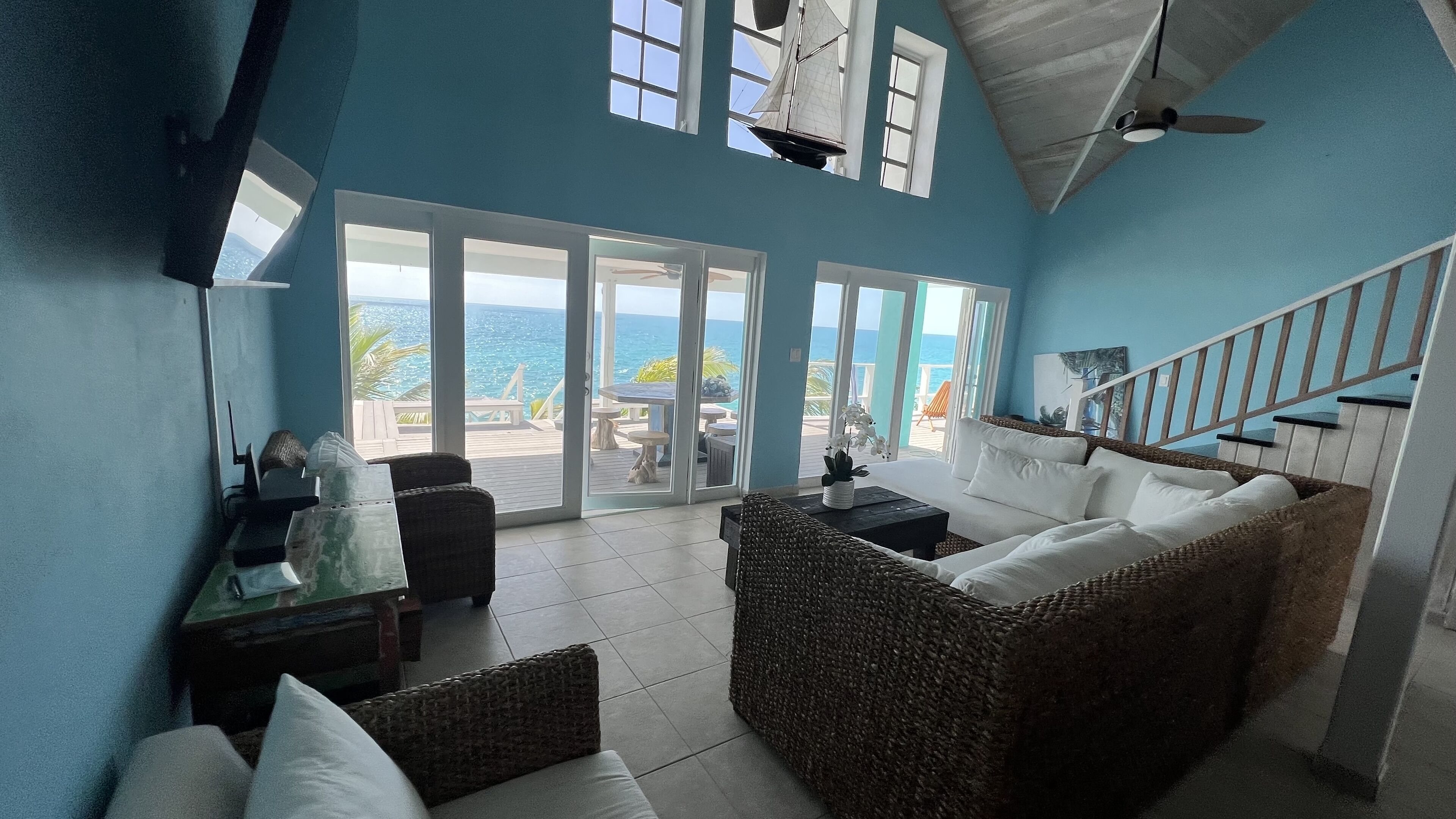 Téléviseur connecté, jeux vidéo, lecteur de DVD, livres