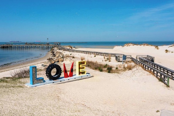 Vlak bij het strand, ligstoelen aan het strand, strandlakens