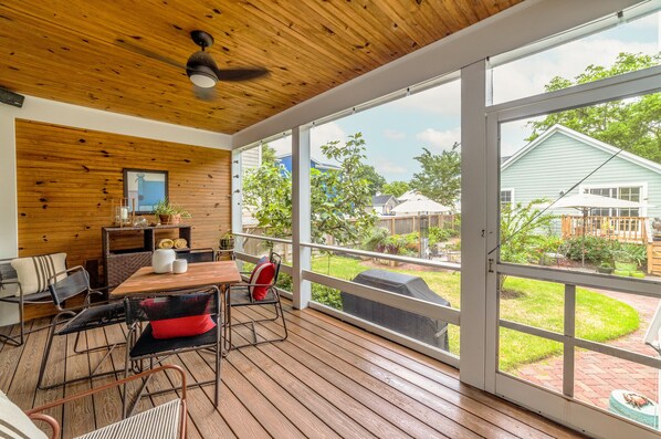 Outdoor dining - Golf cart included! 5 blocks to the beach, and in historic district! (Cape Charles)