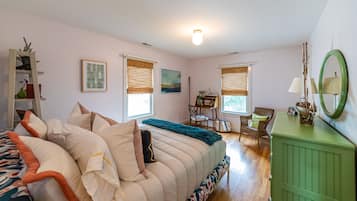 4 bedrooms, desk, iron/ironing board, travel cot