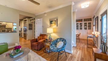 Smart TV, fireplace, books, stereo