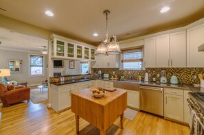 Fridge, microwave, oven, stovetop - Golf cart included! 5 blocks to the beach, and in historic district! (Cape Charles)