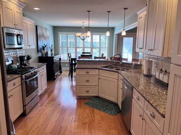 ثلاجة، ميكروويف، فرن، موقد طهي مسطح