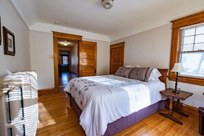 4 bedrooms, iron/ironing board, free WiFi, bed sheets