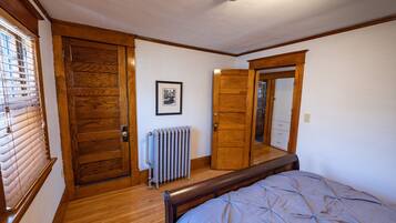 4 bedrooms, iron/ironing board, free WiFi, bed sheets