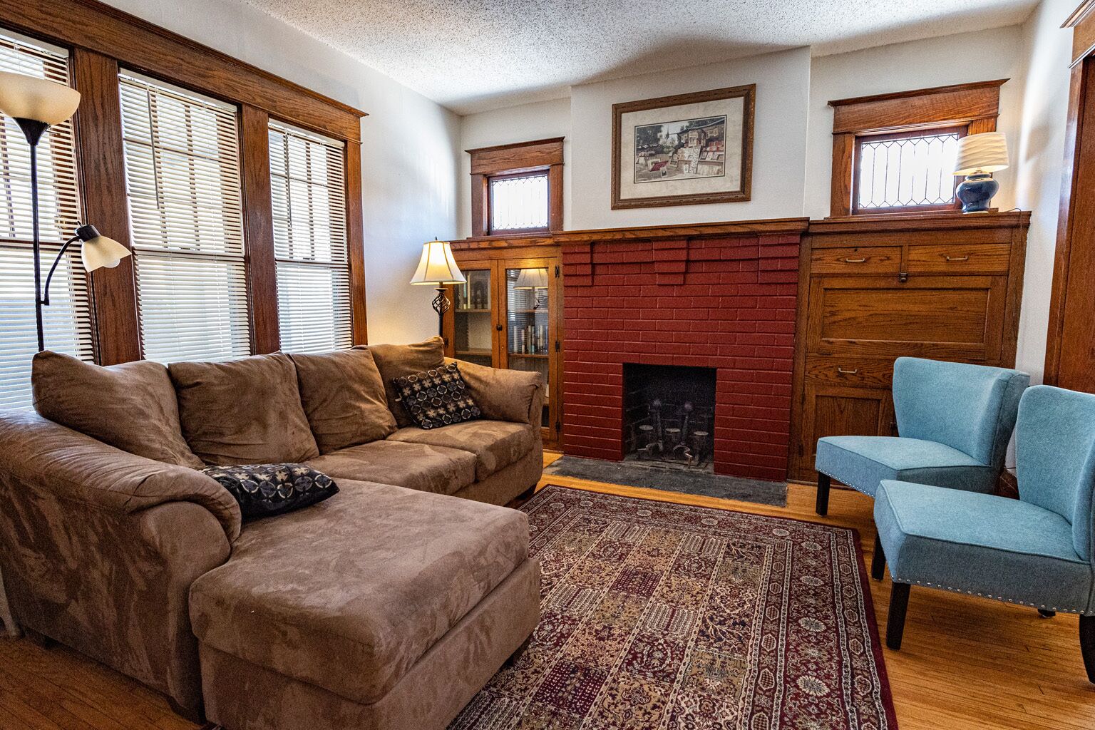 LR (fireplace not functional)