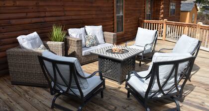 Cozy log cabin, centrally located with covered storage for an RV/Boat
