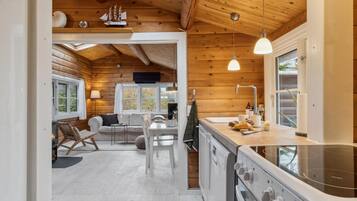 Køleskab, kogeplade, opvaskemaskine, kaffe-/temaskine