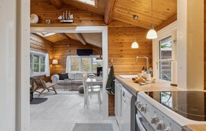 ثلاجة، موقد طهي مسطح، غسالة أطباق، ماكينة لصنع القهوة/الشاي