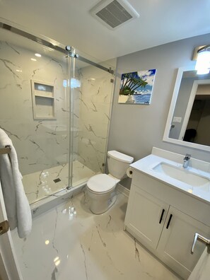 A bathroom with a glass-enclosed shower, a toilet, and a sink. - 2 Bedroom with 2 Ensuite Unit in the heart of Richmond HIll. (Richmond Hill)