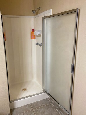 Douche, serviettes fournies