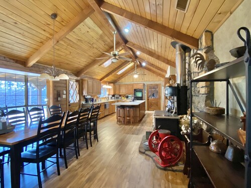 6 BR Log Home in Piney Woods of East TX with hot tub and POND