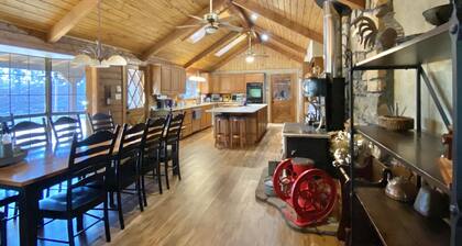 6 BR Log Home in Piney Woods of East TX with hot tub and POND