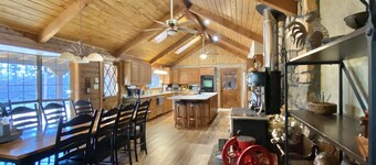 6 BR Log Home in Piney Woods of East TX with hot tub and POND