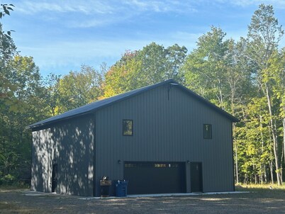 Spacious cabin minutes from recreational trails & Round Lake