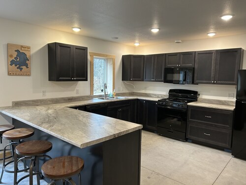 Spacious cabin minutes from recreational trails & Round Lake