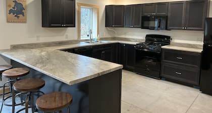 Spacious cabin minutes from recreational trails & Round Lake