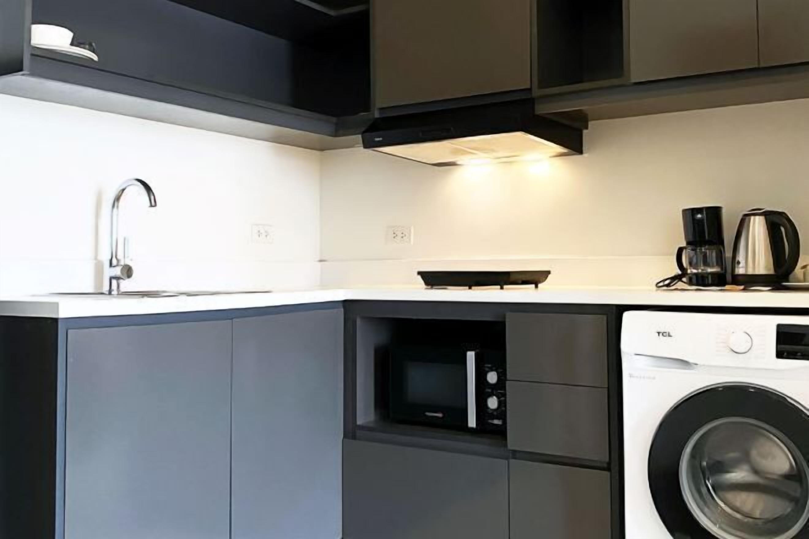 Cozinha privada | Geladeira, talheres/pratos/utensílios de cozinha, mesas de jantar