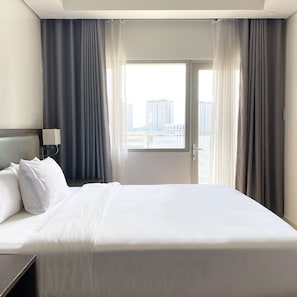 Deluxe Room | Hypo-allergenic bedding, individually furnished, desk, laptop workspace