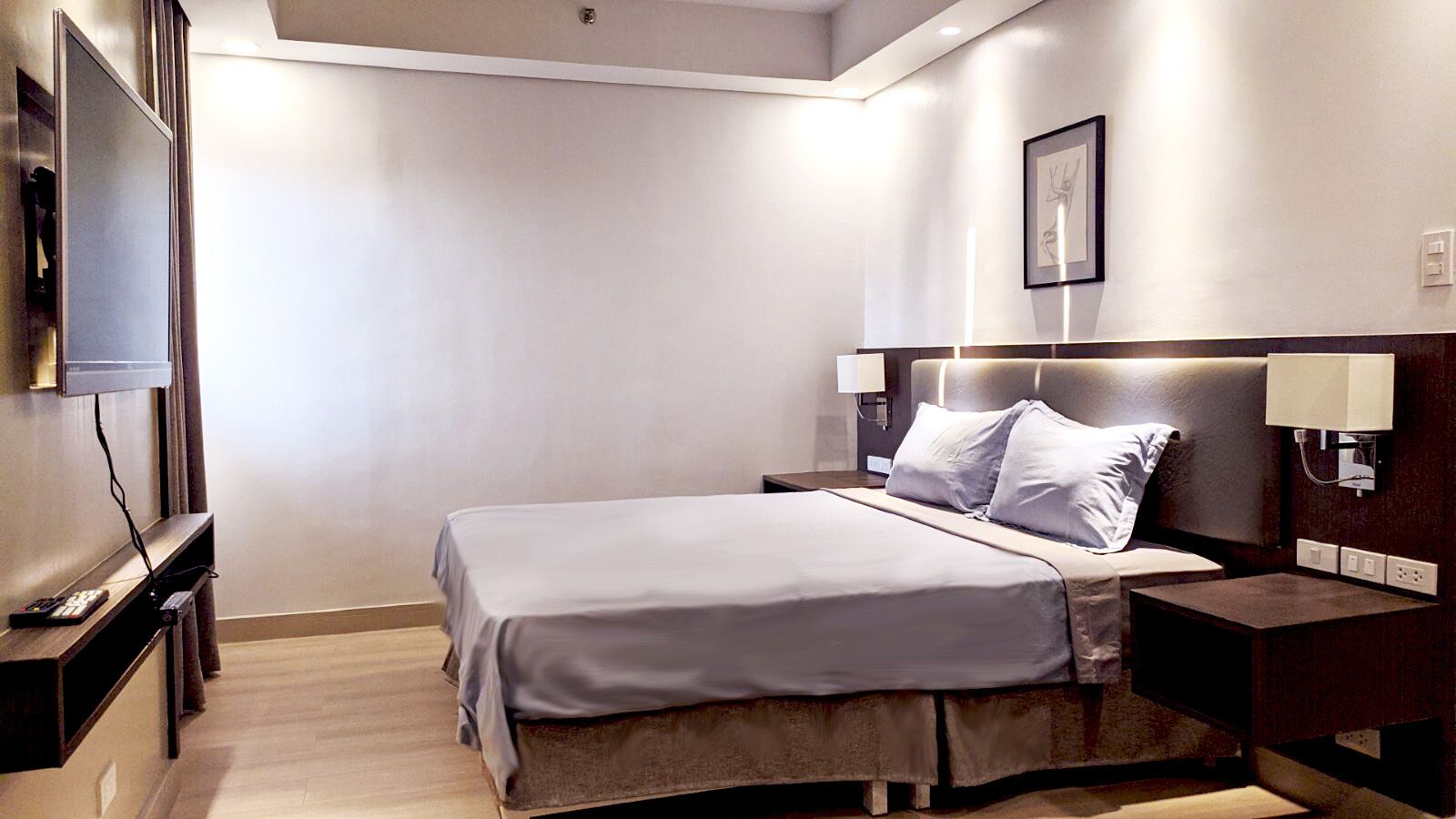 프리미어룸 | 저자극성 침구, 각각 다르게 가구 비치, 책상, 노트북 작업 공간