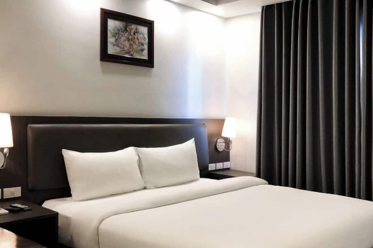 1 bedroom, hypo-allergenic bedding, individually furnished, desk