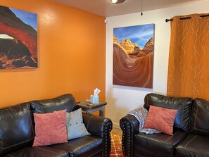 TV - Modern townhouse by Moab+Arches (Moab)