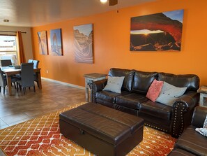 TV - Modern townhouse by Moab+Arches (Moab)