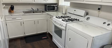 Frigorifero, microonde, forno, piano cottura