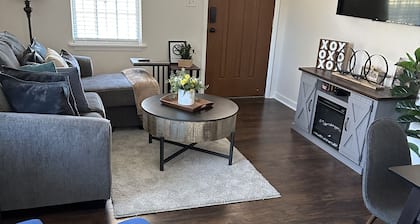 Lovely home, sleep six, quiet area, lots of family games, large yard