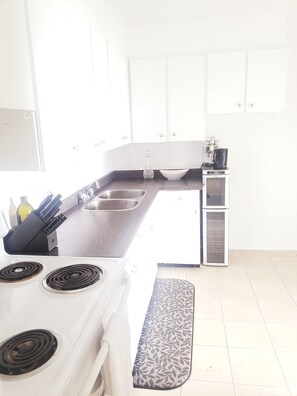 Fridge, oven, stovetop, coffee/tea maker