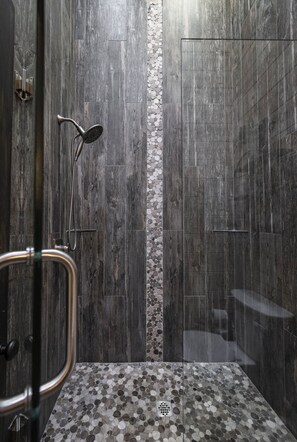 Badewanne, Haartrockner, Handtücher