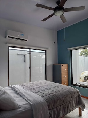 2 slaapkamers, een bureau, een strijkplank/strijkijzer, gratis wifi