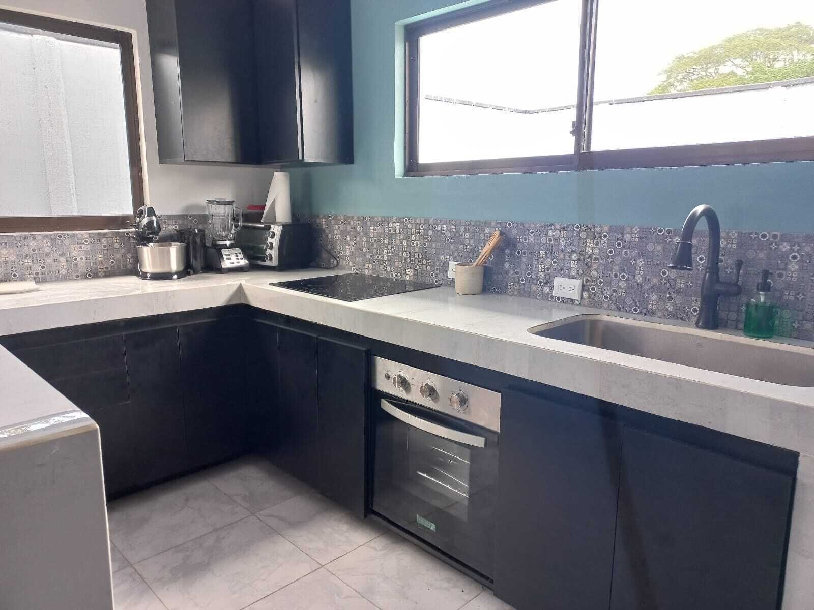 Ofen, Herdplatte, Wasserkocher mit Kaffee-/Teezubehör, Wasserkocher