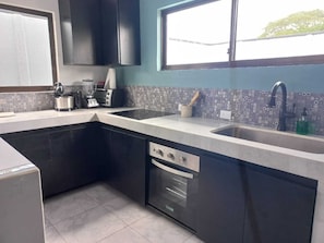 Een oven, een kookplaat, een koffiezetapparaat/waterkoker