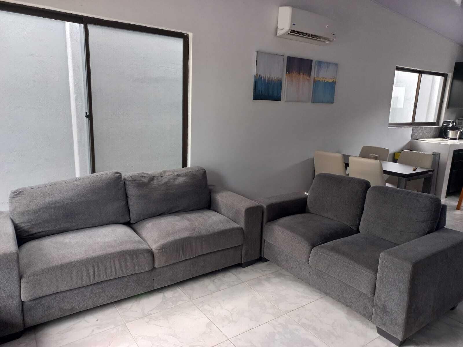 Smart-tv, een stereo, een computerscherm en een printer