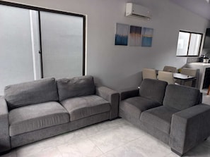 Een smart-tv, een stereo, een computerscherm en een printer