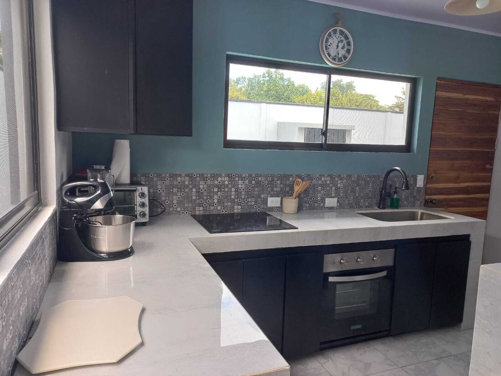 Een oven, een kookplaat, een koffiezetapparaat/waterkoker