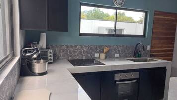 Oven, stovetop, coffee/tea maker, electric kettle