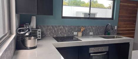 Four, plaque de cuisson, cafetière/bouilloire, bouilloire électrique